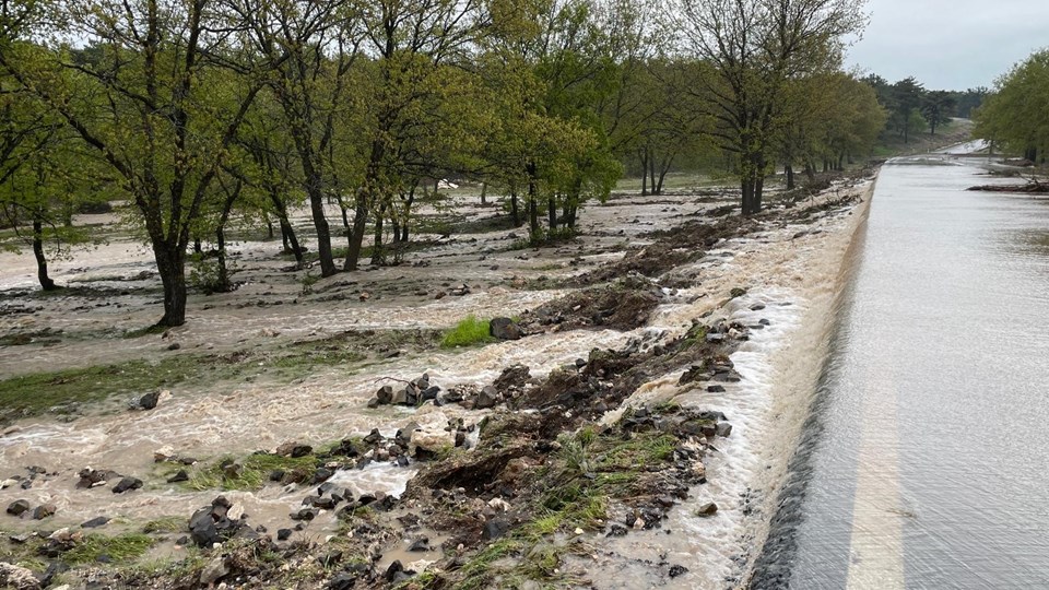 Eskişehir'de kuvvetli yağış sele neden oldu - 1