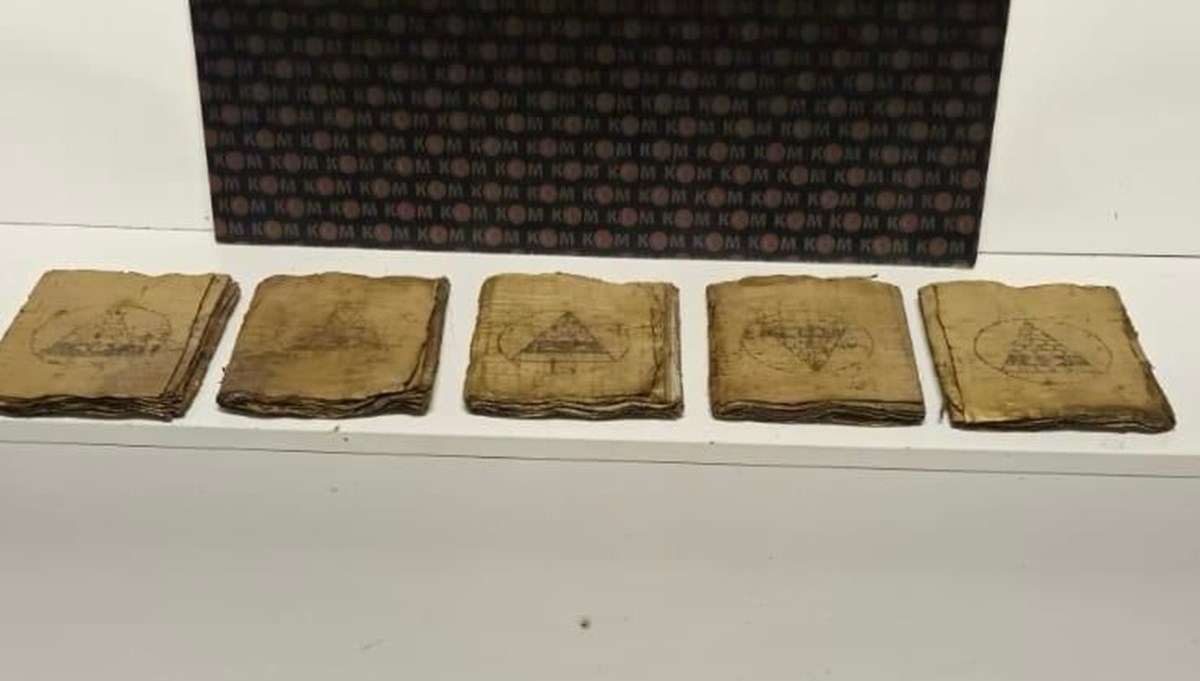 1800 yıllık el yazması 5 kitap ele geçirildi: 7 şüpheli yakalandı 1800 yıllık el yazması 5 kitap ele geçirildi: 7 şüpheli yakalandı