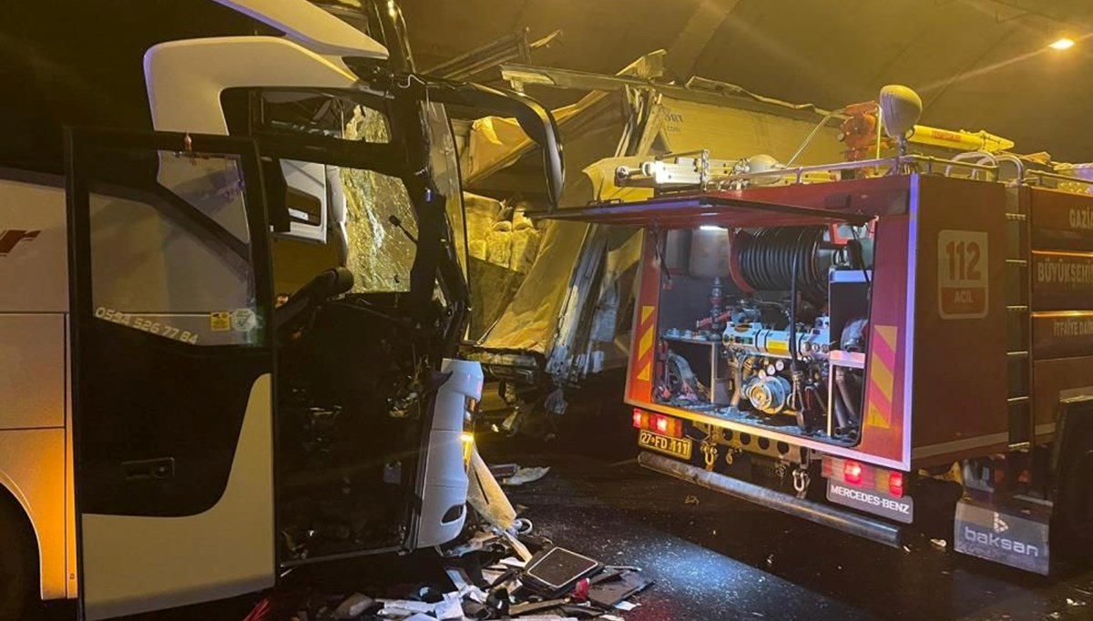 Osmaniye'de otoyol içerisinde zincirleme trafik kazası: 1 ölü Osmaniye'de otoyol içerisinde zincirleme trafik kazası: 1 ölü