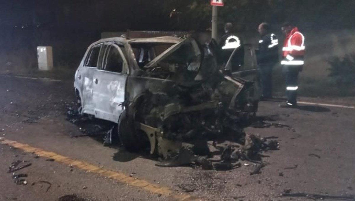 Tramvay yolundaki direğe çarpan otomobil alev topuna döndü Tramvay yolundaki direğe çarpan otomobil alev topuna döndü
