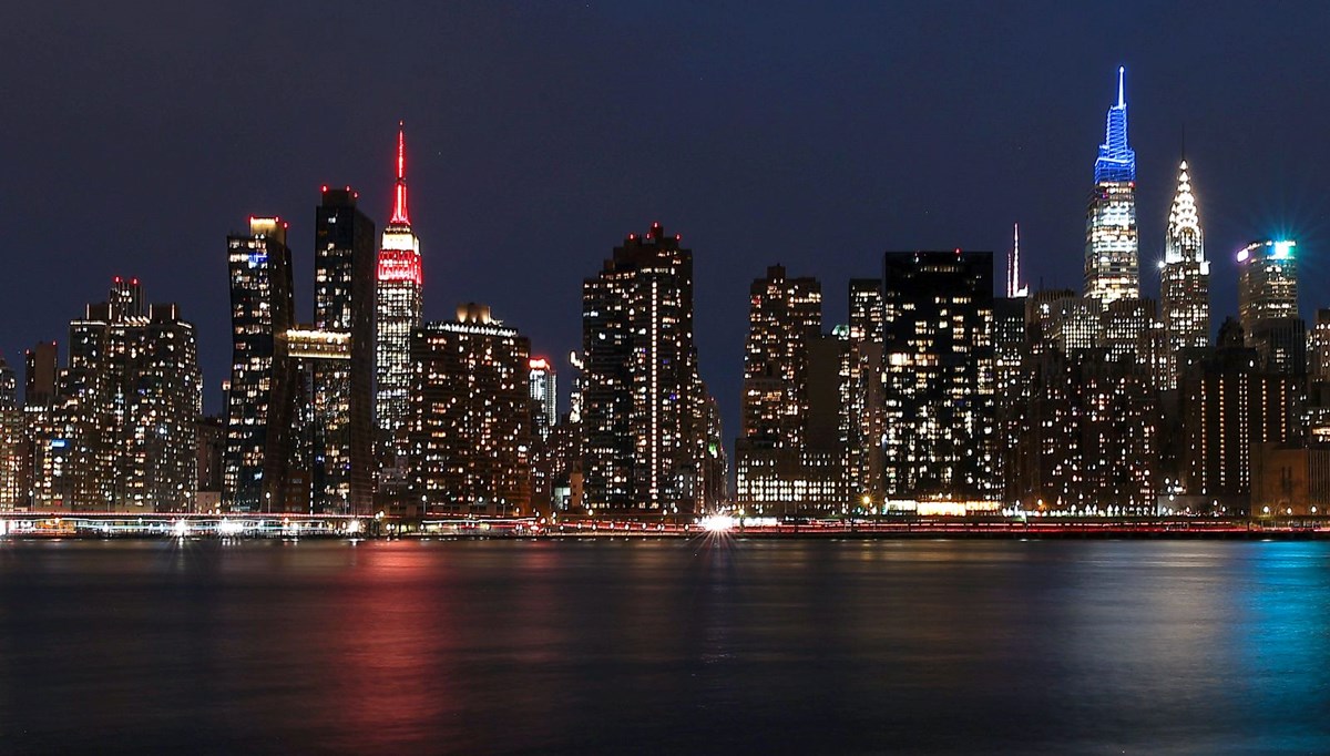 Empire State binası depremzedeler için kırmızı beyaz renklerle ışıklandırıldı