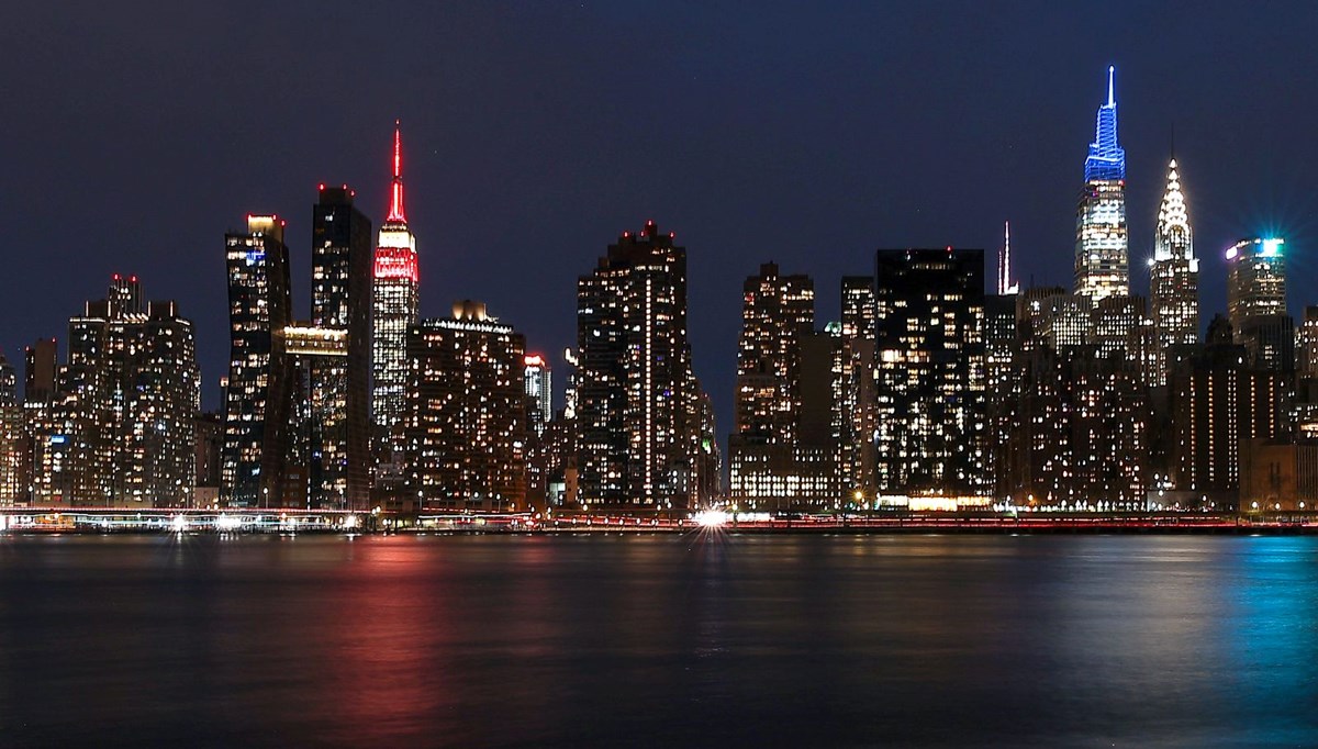 Empire State binası depremzedeler için kırmızı beyaz renklerle ışıklandırıldı Empire State binası depremzedeler için kırmızı beyaz renklerle ışıklandırıldı