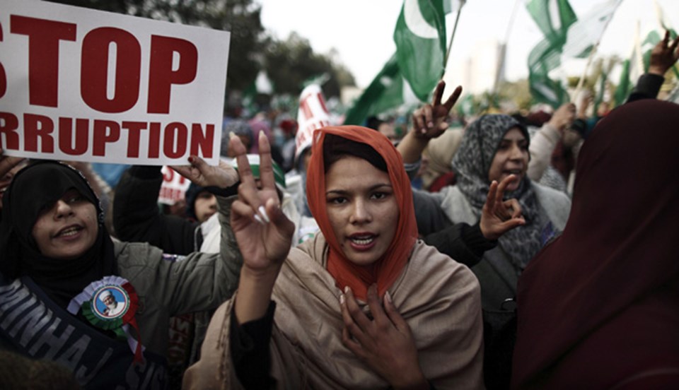 Karaçi'den başlayarak başkent İslamabad'a ulaşan gösteriye on binlerce kişi katılıyor. 