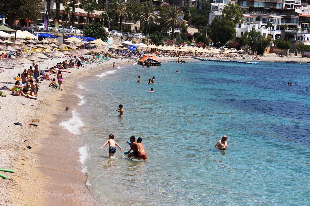 Hava sıcaklığının 32 dereceyi bulduğu Bodrum'da sahiller doldu taştı - 7