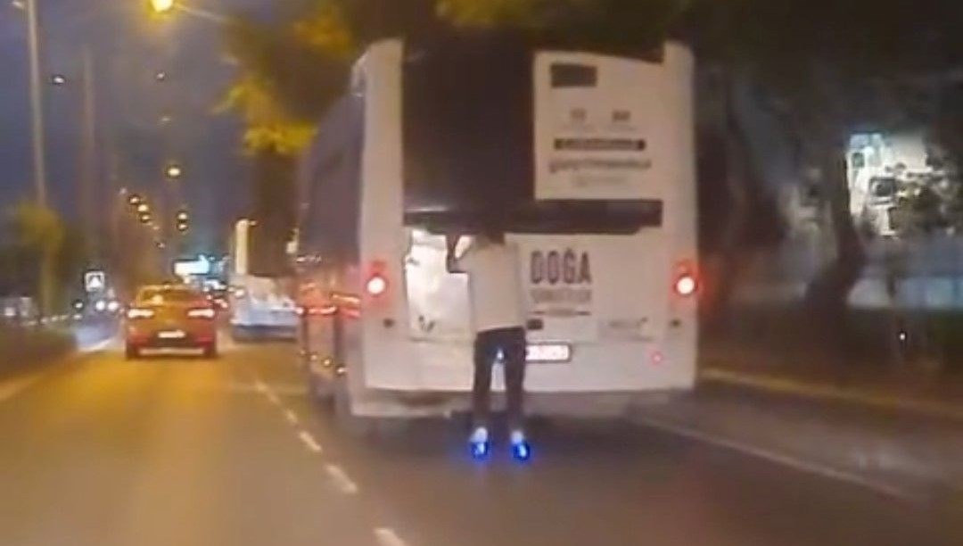Patenle otobüsün arakasına tutundu