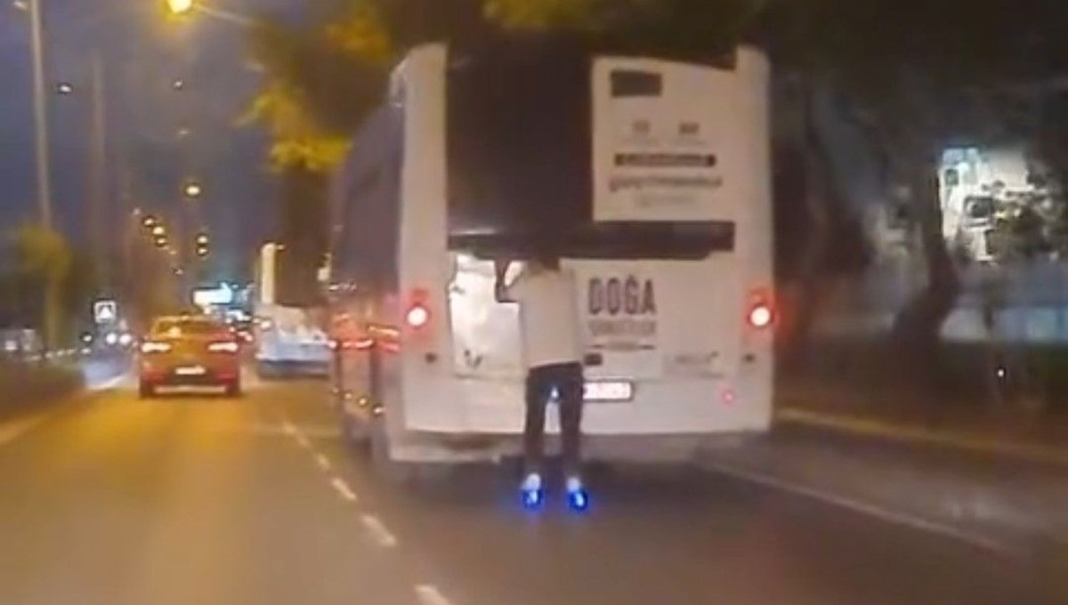 Patenle otobüsün arakasına tutundu Patenle otobüsün arakasına tutundu