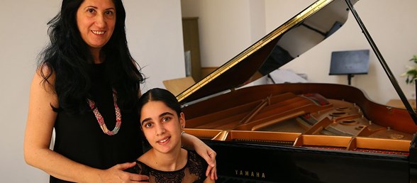 Piyanist Papatya Biter ile ilgili görsel sonucu