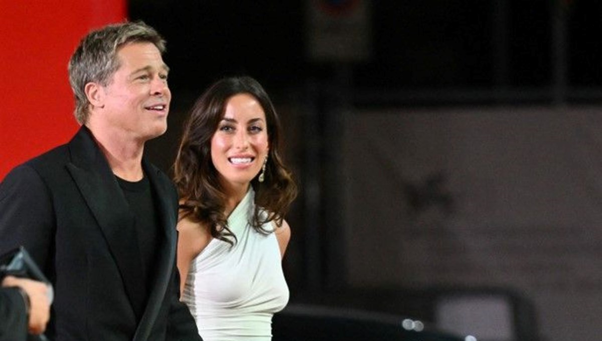 Brad Pitt'in 29 yaş küçük aşkı sosyal medya pozlarıyla beğeni topladı! Aşkını boynunda taşıyor Brad Pitt'in 29 yaş küçük aşkı sosyal medya pozlarıyla beğeni topladı! Aşkını boynunda taşıyor