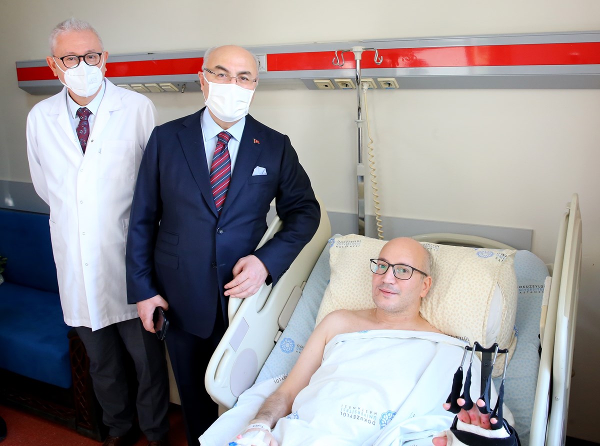 İzmir Valisi Köşger, maçta yaralanan Göztepe taraftarını ziyaret etti İzmir Valisi Köşger, maçta yaralanan Göztepe taraftarını ziyaret etti