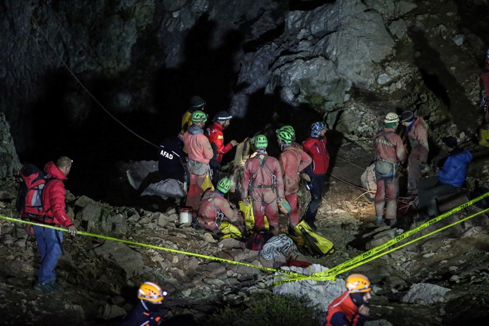 ABD'li dağcı rahatsızlanarak mahsur kaldığı mağaradan 9. günde kurtarıldı - 12