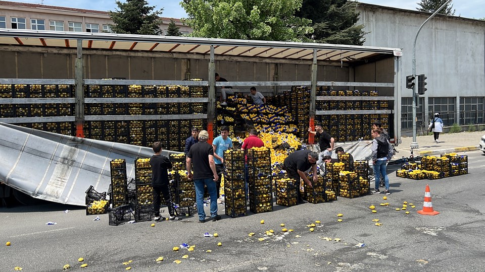 TIR'dan yola onlarca kasa limon savruldu: Yardıma vatandaşlar koştu - 1