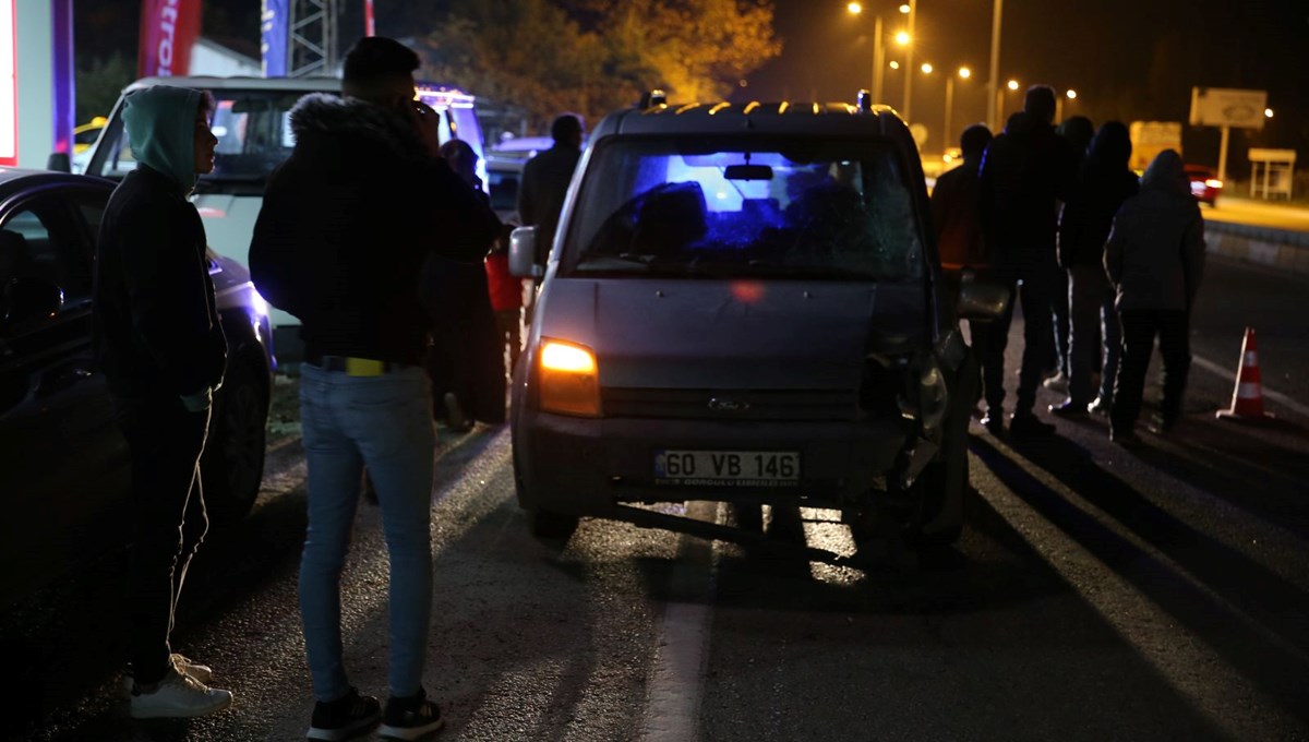 Düğünden çıkan yayalara cenazeye giden kamyonet çarptı: 1 ölü, 1 yaralı Düğünden çıkan yayalara cenazeye giden kamyonet çarptı: 1 ölü, 1 yaralı