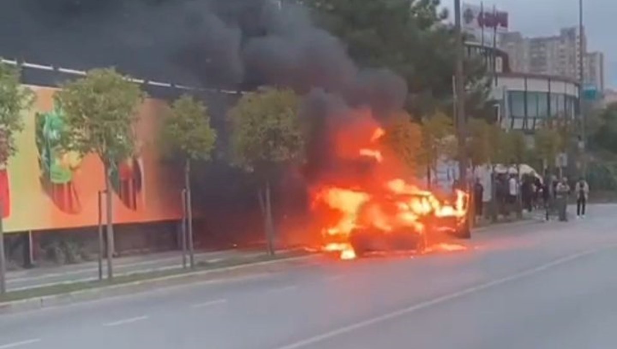 İstanbul’da seyir halindeki otomobil alev alev yandı