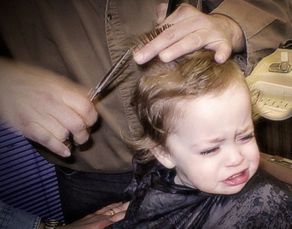 Отрезали волосы маме. Первая стрижка ребенка. Волосы для детей. Стрижка ножницами мальчика. Подстричь маленького ребенка.