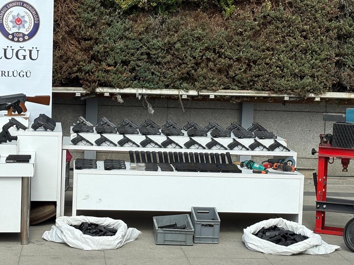 operasyonlarda ele geçirilen silahlar sergilendi.