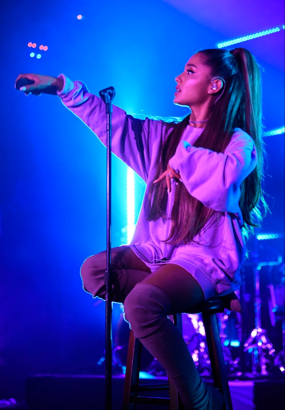Ariana Grande eve kapandı - 1