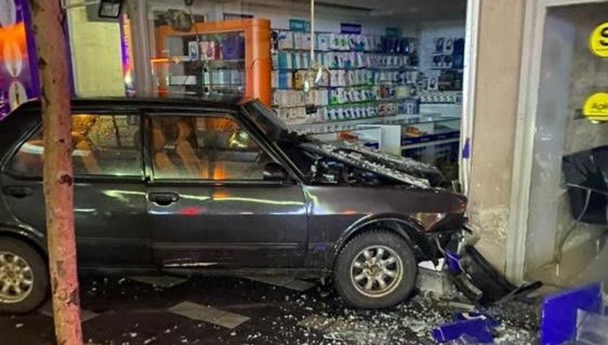 Kontrolden çıkan otomobil iki dükkana çarptı Kontrolden çıkan otomobil iki dükkana çarptı