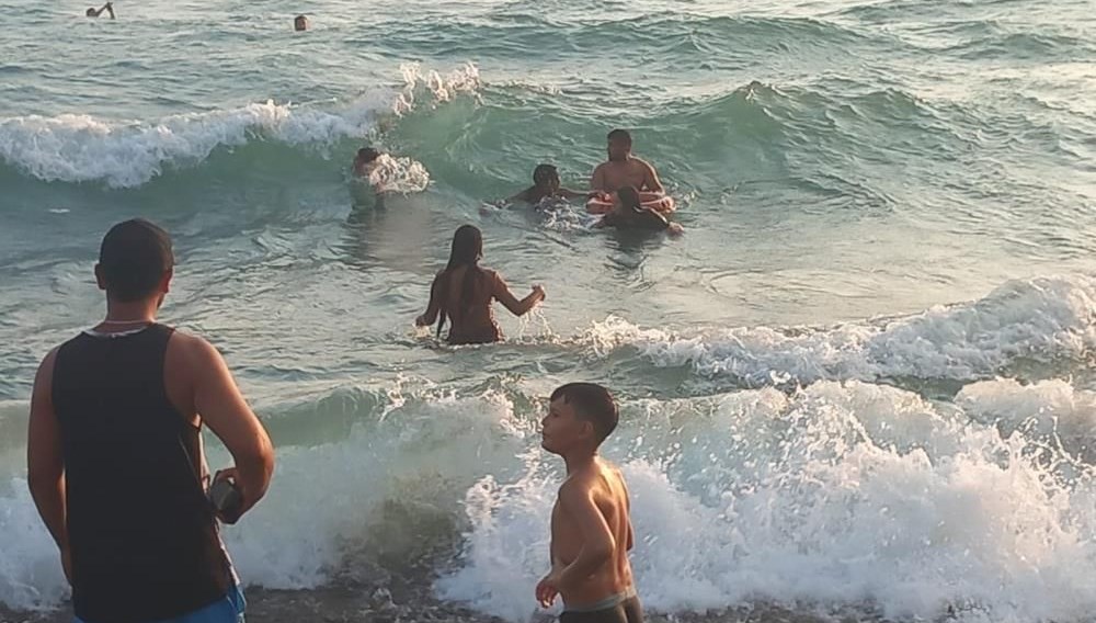 Plajda korku dolu anlar: Üç çocuk ölümden döndü