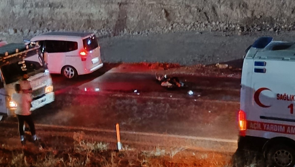 Hafif ticari araçla motosiklet çarpıştı: 1 ölü, 1 yaralı Hafif ticari araçla motosiklet çarpıştı: 1 ölü, 1 yaralı