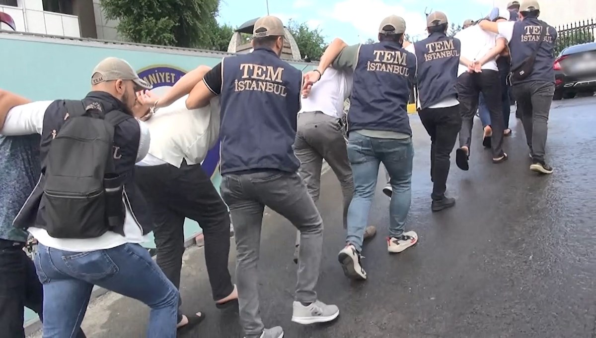 İstanbul'da casus operasyonu: Site otoparkında silahlar ele geçirildi İstanbul'da casus operasyonu: Site otoparkında silahlar ele geçirildi