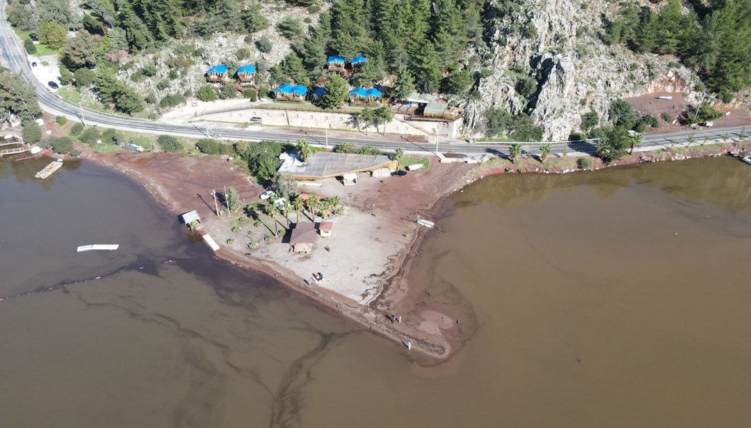 Marmaris'te deniz kahverengiye döndü