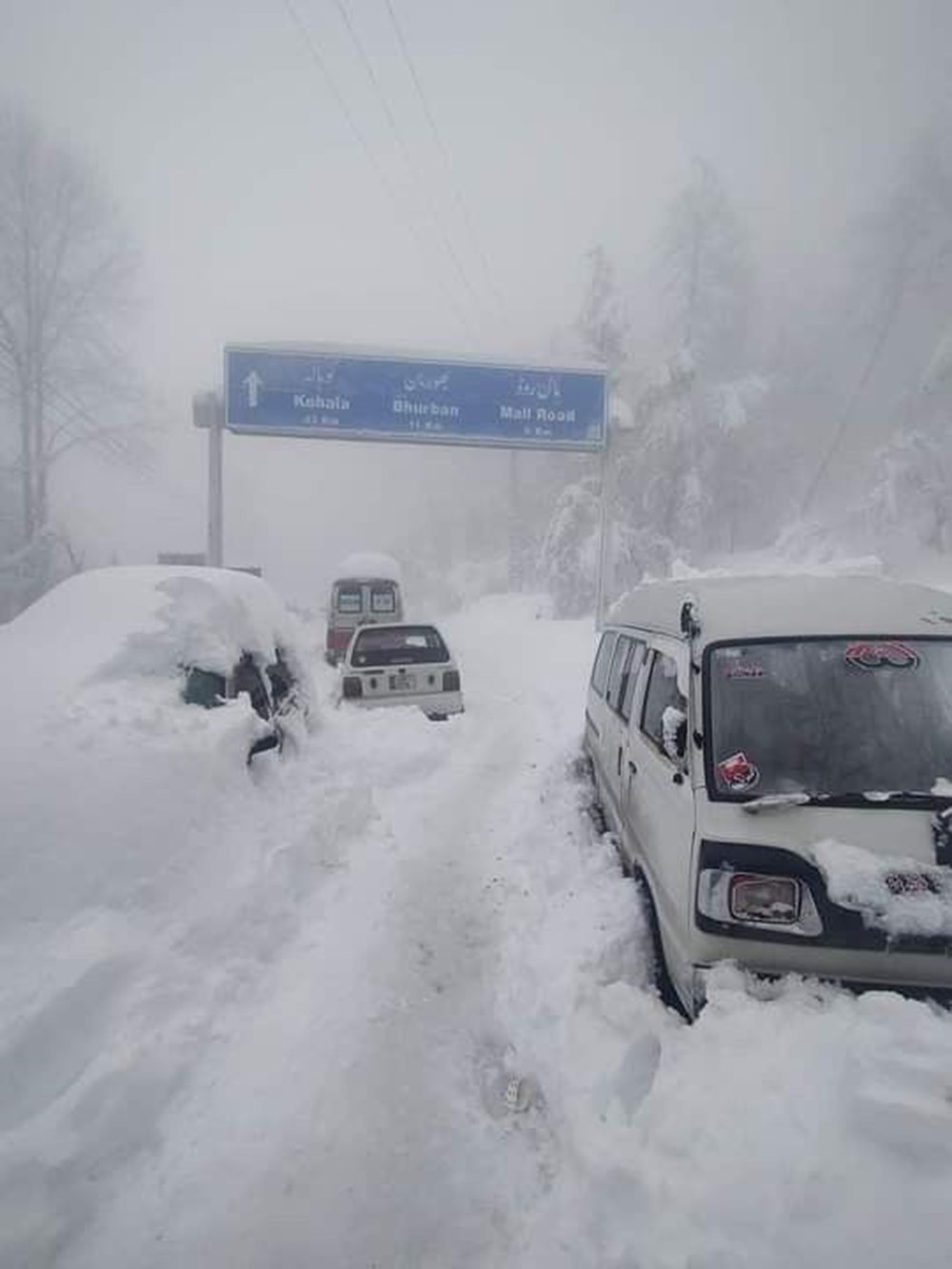 Pakistan'da yoğun kar yağışı: Araçlarında mahsur kalan 21 kişi öldü - 2
