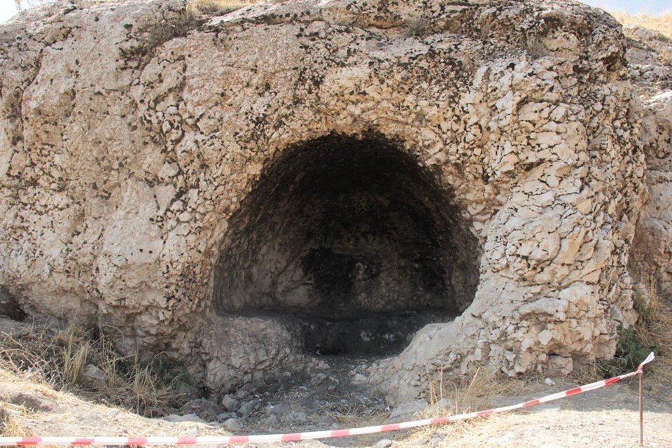 Urartular döneminine ait 5 kaya mezar bulundu - 1