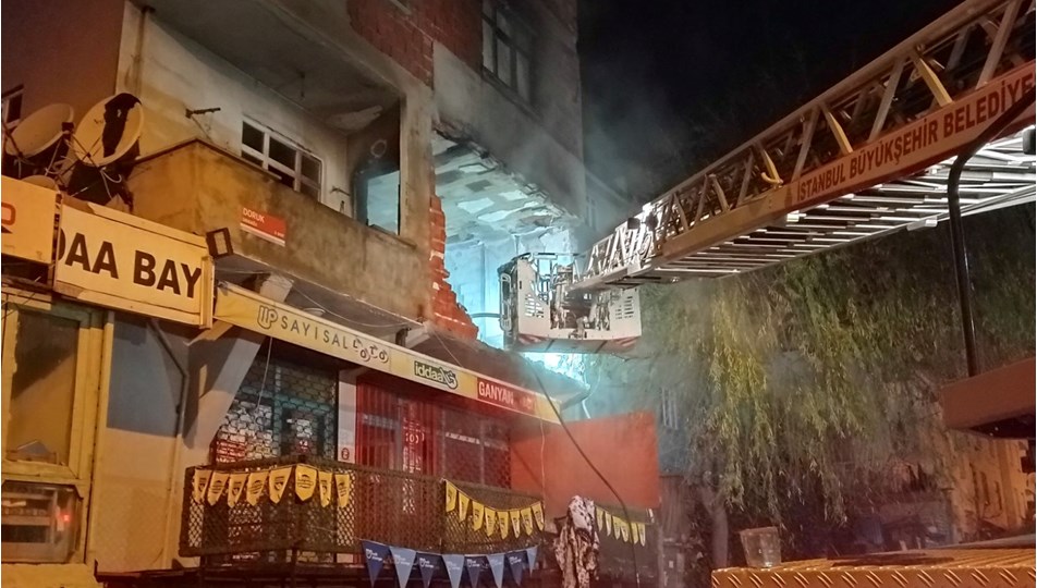 Evi boşaltan kiracı daireyi ateşe verdi