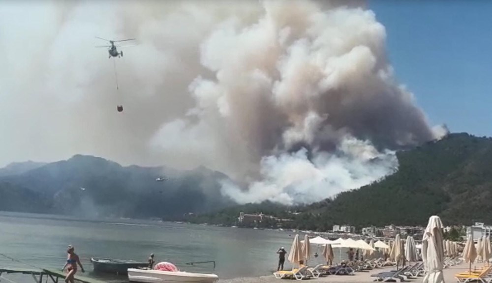 Marmaris'te orman yangını: Plajdakiler korkuyla izledi - 3