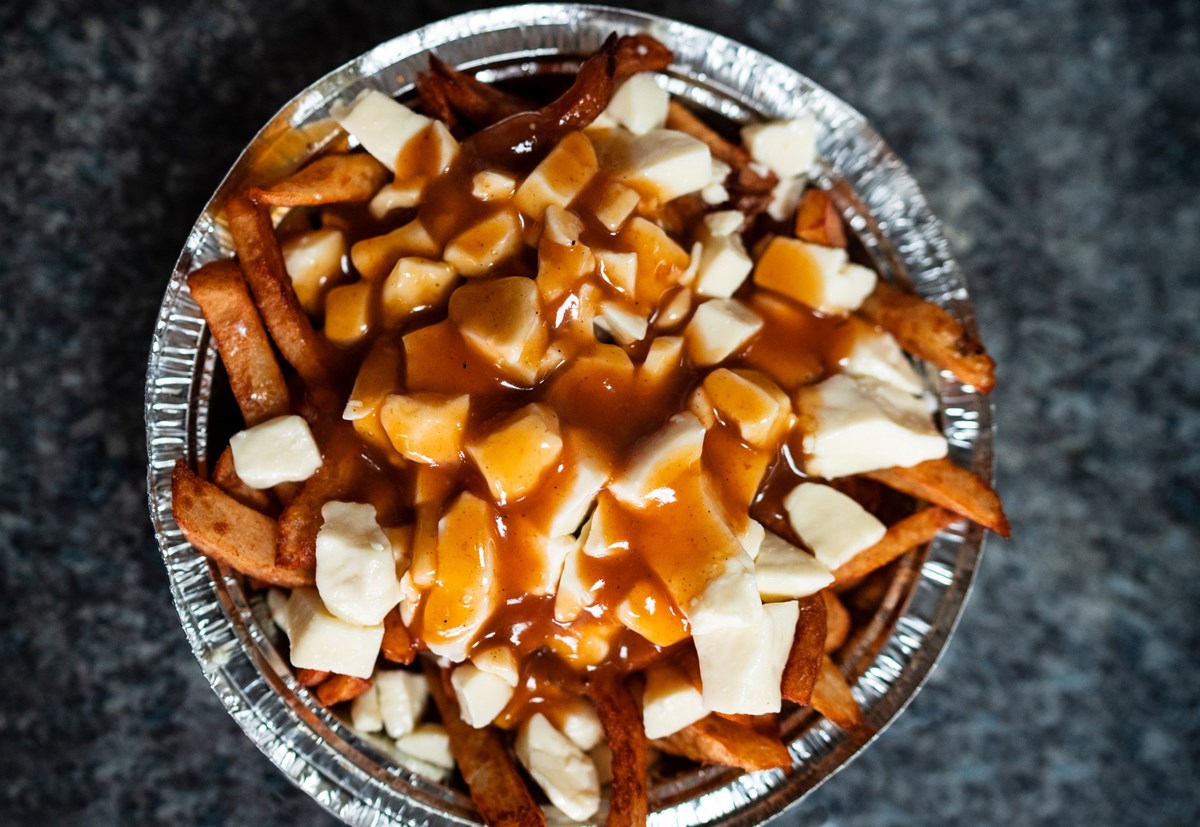 Poutine, kızarmış patatesin üzerine peynir ve gravy sos (un veya mısır nişastasıyla kalınlaştırılmış et sularından yapılan bir sos) ilave edilerek yapılıyor.