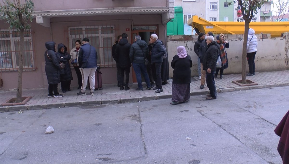 Esenler'de hafriyat kamyonu duvara çarptı: Apartman boşaltıldı Esenler'de hafriyat kamyonu duvara çarptı: Apartman boşaltıldı