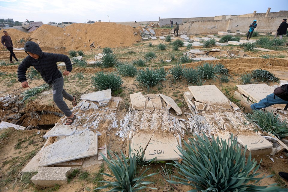İsrail ordusu Gazze'de mezarları açtığını doğruladı - 1