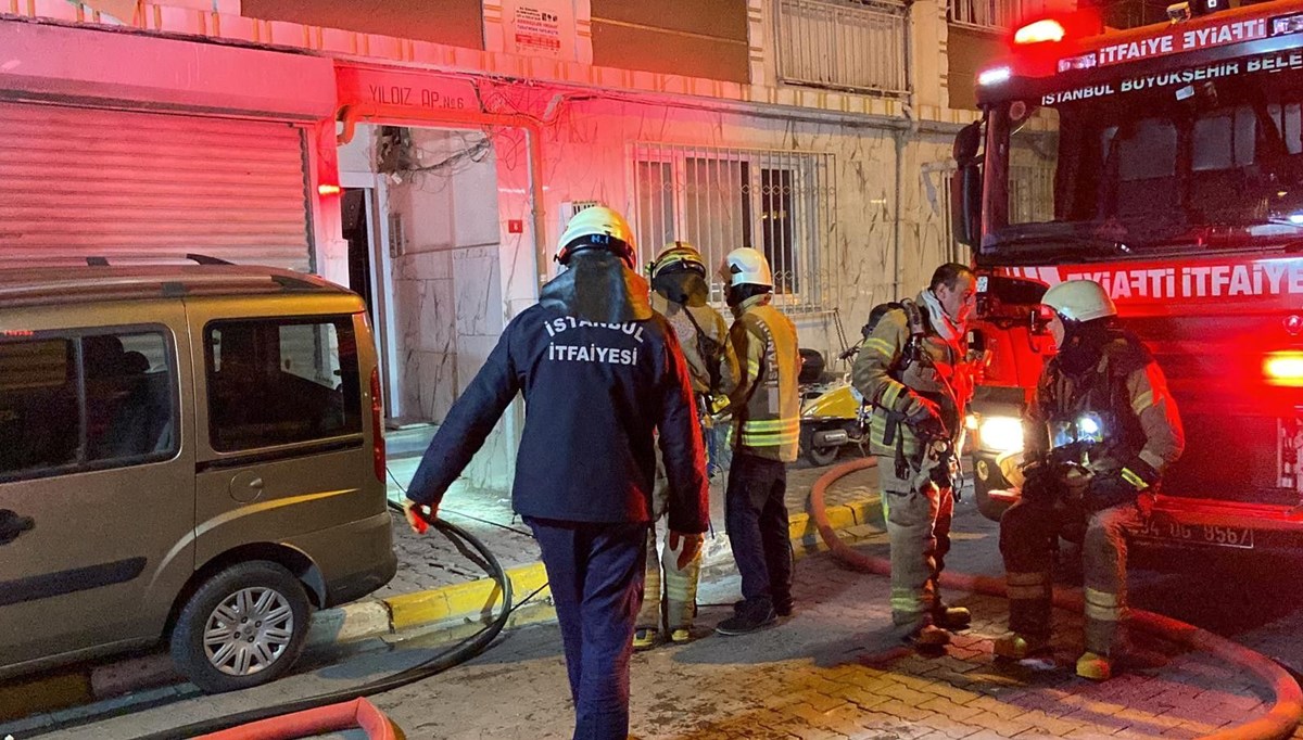 Beyoğlu'nda 7 katlı apartmanda yangın: Mahsur kalan 3'ü çocuk 7 kişi kurtarıldı