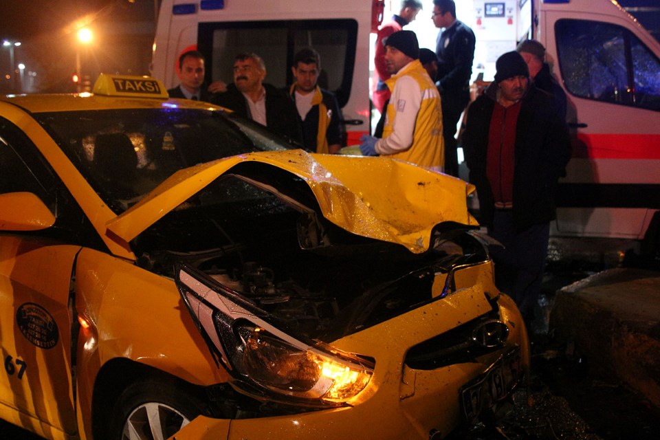 Fatih'te iki taksi çarpıştı: 4 yaralı - 1