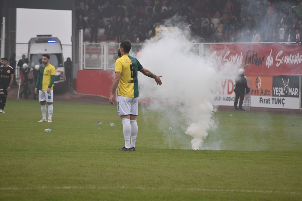 Batman Petrolspor-Şanlıurfaspor maçı saha olayları nedeniyle tatil edildi - 2