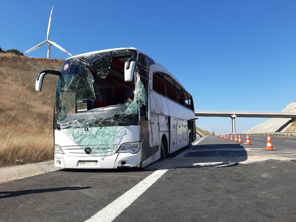 Balıkesir'de yolcu otobüsü devrildi: 32 yaralı - 1