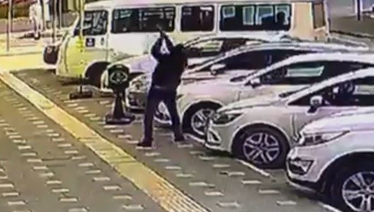 Park halindeki araçlara baltayla saldırdı Park halindeki araçlara baltayla saldırdı