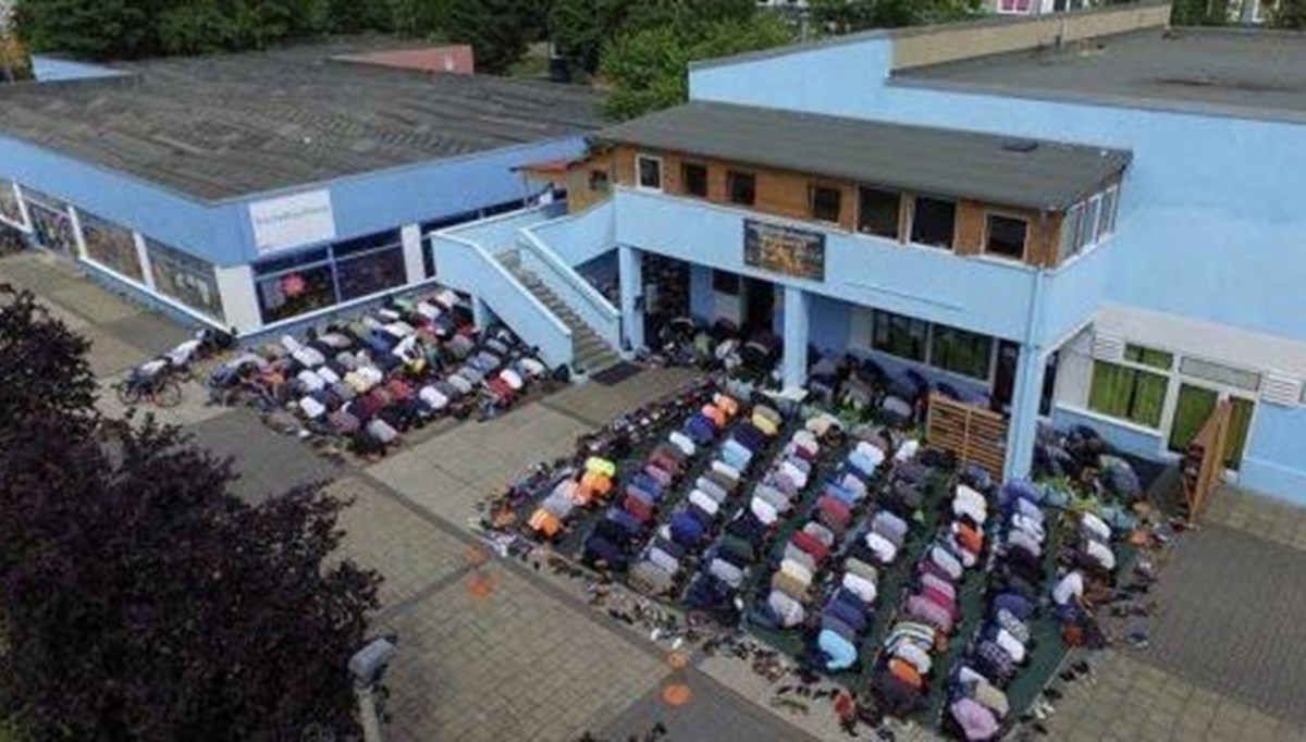 Almanya'da camiye silahlı saldırı Almanya'da camiye silahlı saldırı