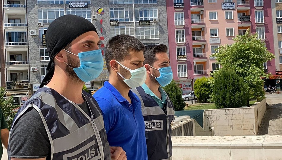 Para vermeyen anne ve babasını öldürdü