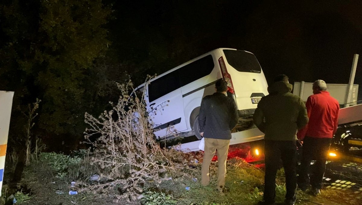 Bursa'da yoldan çıkan minibüs dere yatağına düştü