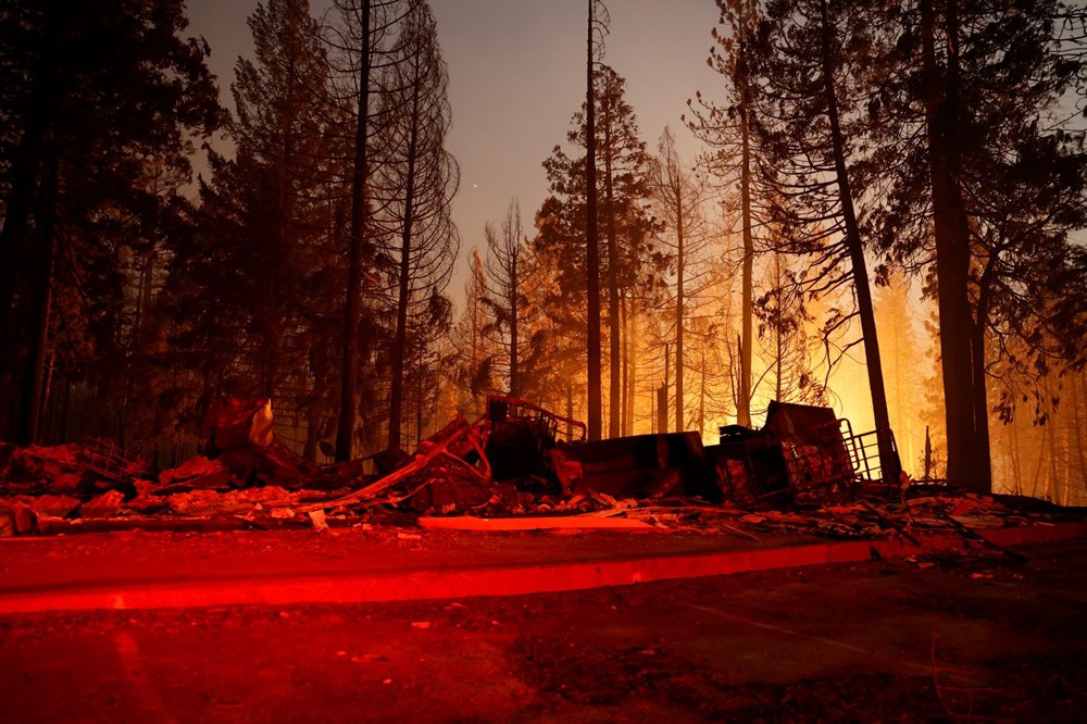 ABD’nin Kaliforniya eyaletinde orman yangınlarıyla mücadele büyüyor: 50 binden fazla evin elektriği kesildi - 1