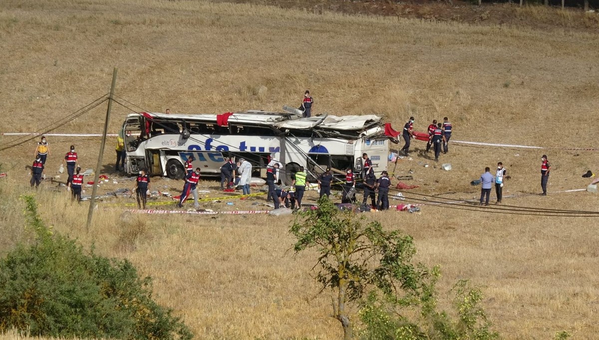 Balıkesir'de yolcu otobüsü devrildi: 14 kişi hayatını kaybetti