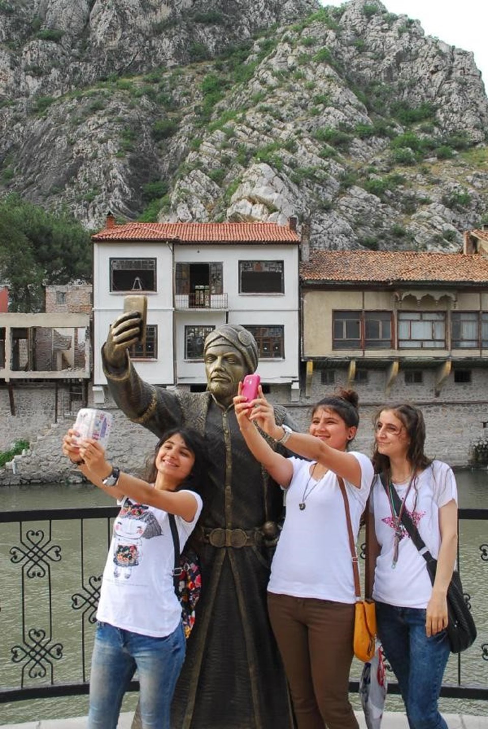 İki kez saldırıya uğradıktan sonra yenilenen 'selfie çeken şehzade' heykeline ilgi her geçen gün artıyor.
