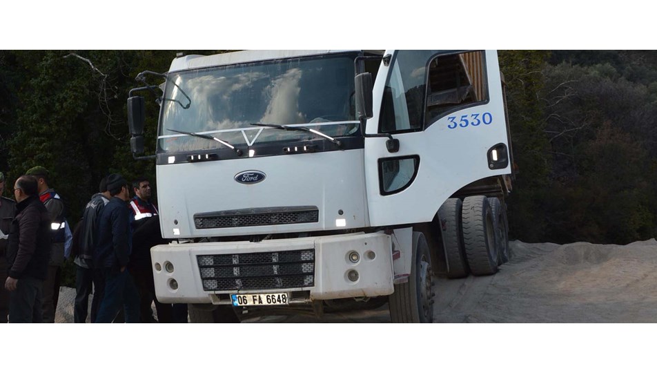 Damper tellere değince kamyon şoförü öldü