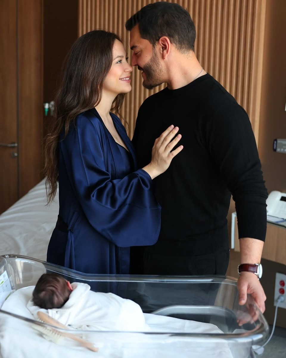 Buse Arslan ve Çağrı Şensoy'dan kızları Yaz ile ilk kareler - 1