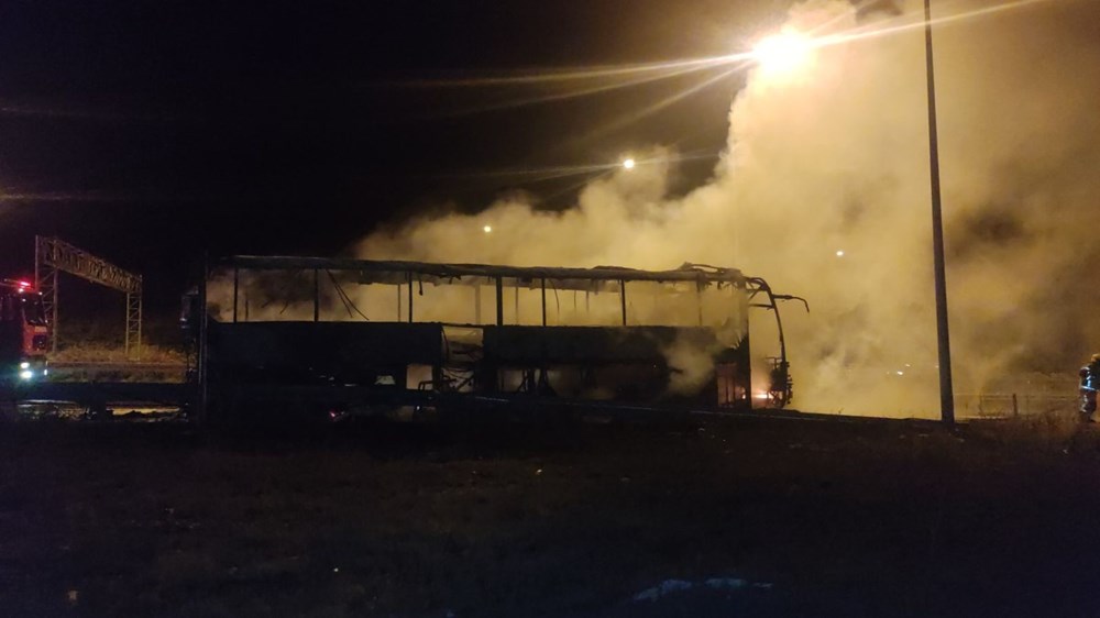 Lastiği patlayan otobüs alev alev yandı, facianın eşiğinden dönüldü - 5