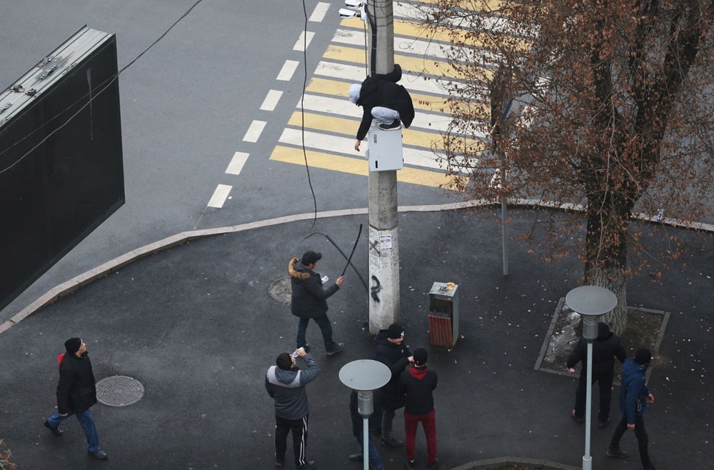 Kazakistan’ın Almatı şehrinde protestocular Valilik binasına girdi, başkentte OHAL ilan edildi - 20