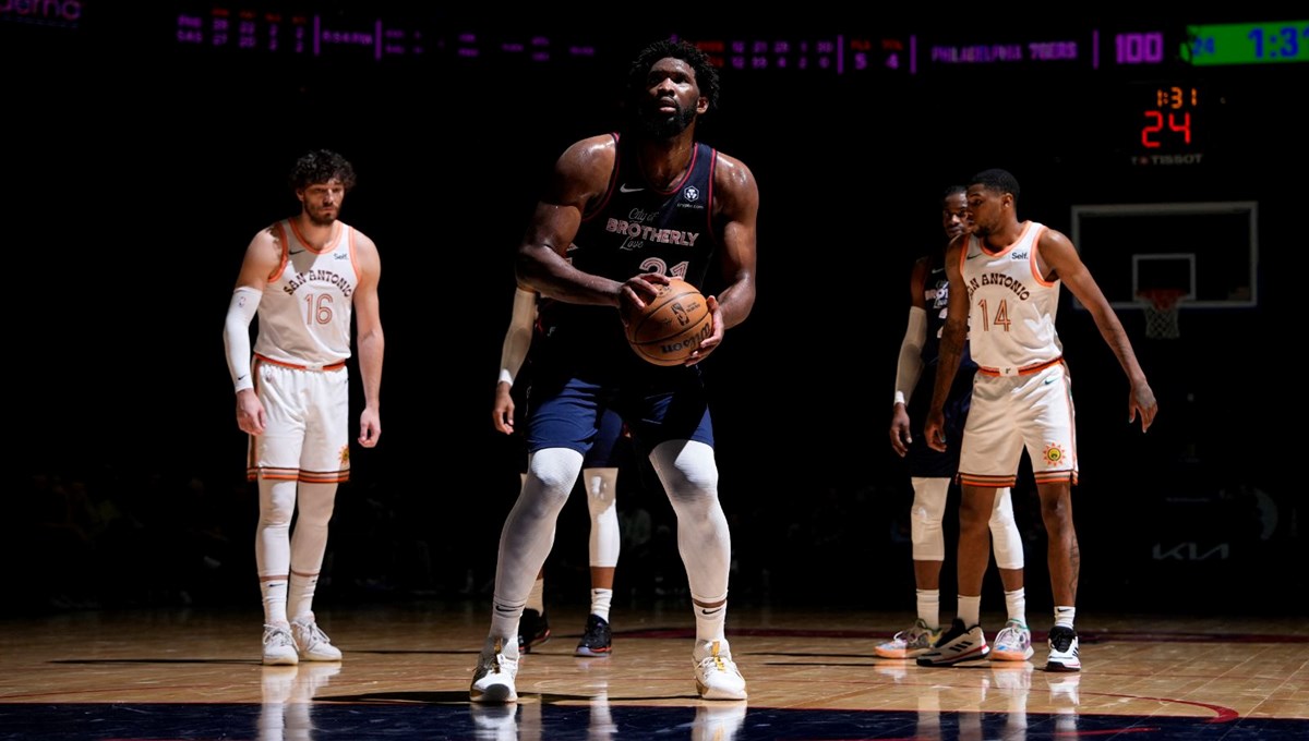 Embiid, Michael Jordan'ı geride bıraktı: 70 sayıyla NBA tarihine geçerek galibiyeti getirdi Embiid, Michael Jordan'ı geride bıraktı: 70 sayıyla NBA tarihine geçerek galibiyeti getirdi