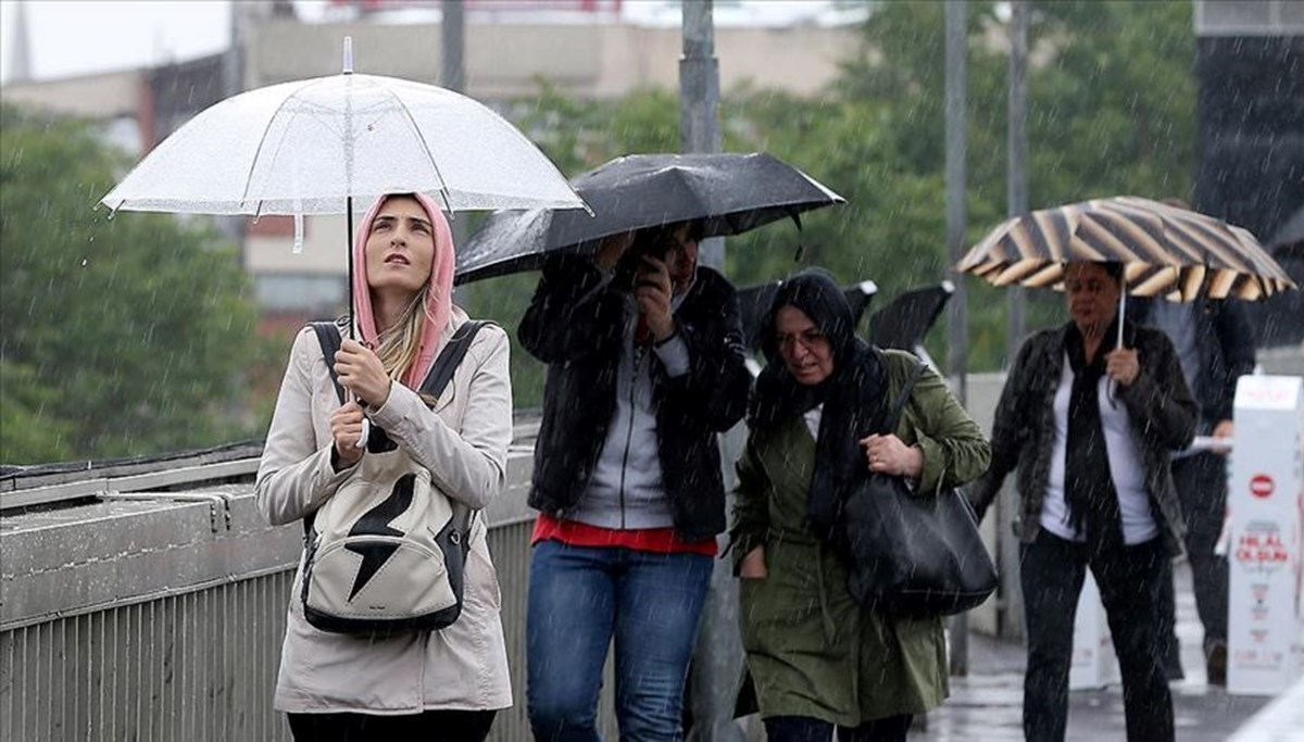Meteoroloji ve AKOM'dan İstanbul için gök gürültülü sağanak uyarısı Meteoroloji ve AKOM'dan İstanbul için gök gürültülü sağanak uyarısı