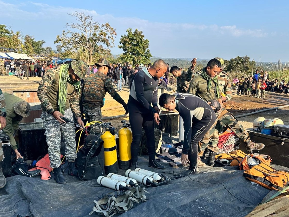 Hindistan ordusunun madende çalışmak üzere gönderdiği dalgıç ekipleri. Hindistan ordusunun madende çalışmak üzere gönderdiği dalgıç ekipleri.